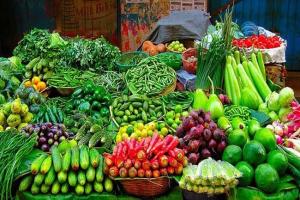 बरसात के चलते आसमान पर सब्जियों के दाम, 50 रुपये किलो लौकी, तोरई
