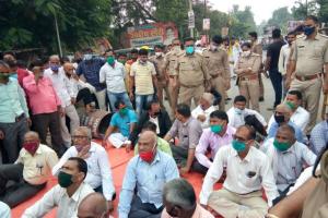 अयोध्या: एसडीएम ने फरियादी को जड़ा थप्पड़, नाराज वकीलों ने किया रोड जाम