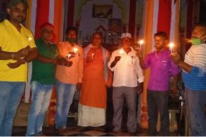 अयोध्या: मोमबत्ती जलाकर सपाईयों ने किया विरोध प्रदर्शन