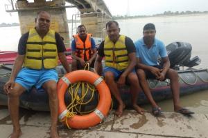 अयोध्या: जल पुलिस ने बचाई मासूमों की जान