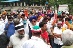 लखीमपुर खीरी: कृषि विधेयकों के विरोध में किसानों ने हाईवे जाम कर किया प्रदर्शन