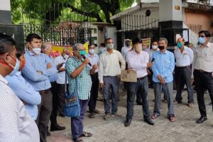 लखनऊ: निजीकरण के विरोध में बिजली कर्मचारियों का तीसरे दिन जारी रहा आंदोलन