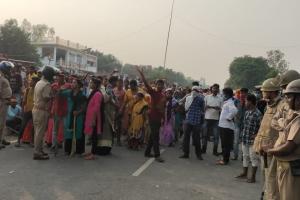 लखनऊ: युवक की मौत के बाद दो पक्षों में पथराव, पुलिस पर भी ग्रामीणों का हमला