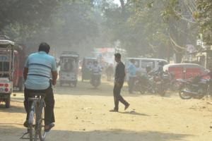 बरेली: जुर्माना तो लगा पर उड़ती रही धूल, सड़कों पर चलना कठिन