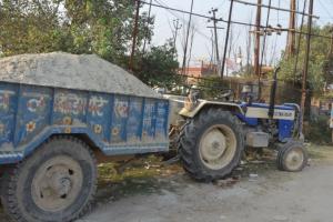 बरेली: रामगंगा नदी किनारे अवैध खनन पर छापा, तीन ट्रैक्टर-ट्राली जब्त