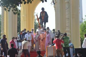 गांधी जयंती पर CM योगी ने चलाया चरखा, राज्यपाल आनंदीबेन के साथ दी श्रद्धांजलि 