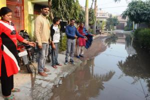 बरेली: जलभराव से सर्वोदयनगर के लोगों को बना खतरा, अफसर मौन