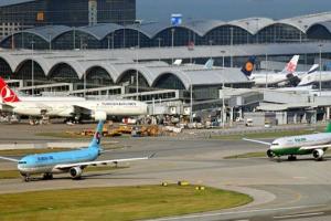 लखनऊ: अमौसी एयरपोर्ट पर नए लाउंज का उद्घाटन