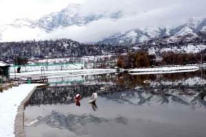 श्रीनगर में पारा शून्य से 6.4 डिग्री सेल्सियस नीचे जाने से डल झील जमी