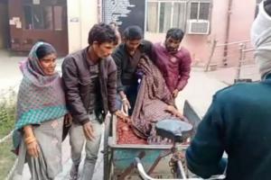 लखीमपुर खीरी: जिला अस्पताल में नहीं मिला शव वाहन, ठेले पर ले जाना पड़ा शव