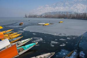 डल झील में जमी बर्फ, श्रीनगर में पिछले 30 वर्षों में सबसे कम तापमान दर्ज