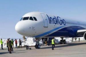 खतरे में फंसी 231 यात्रियों की जान!, बर्फ से टकराया इंडिगो का विमान
