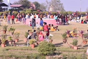 अयोध्या: नये साल पर राम नगरी में दिखा आस्था और पिकनिक का अनोखा संगम