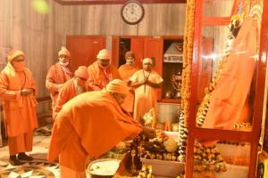 गोरखपुर: योगी ने बाबा गोरखनाथ को चढ़ाई पहली खिचड़ी, मकर संक्रांति की दीं शुभकामनाएं