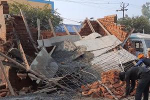 शाहाबाद: छत पड़ने से पहले ही भरभराकर गिरा प्रतीक्षालय, आक्रोशित नागरिकों ने की जांच की मांग