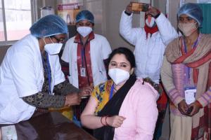 लखनऊ: प्रदेशभर में स्वास्थ्यकर्मियों को लगाई गई कोरोना वैक्सीन