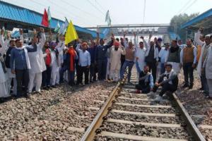 रेल रोको अभियान: किसानों ने रेल लाइन की बाधित, दिल्ली में चार मेट्रो स्टेशन बंद