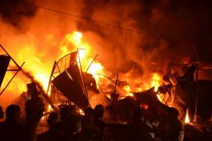 दिल्ली: हरिकेश नगर मेट्रो स्टेशन के पास लगी आग, 40 झुग्गियां जलकर खाक