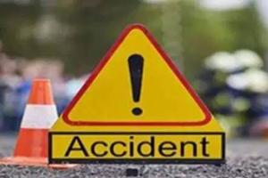 मीरजापुर: पिकअप पलटने से सड़क पर गिरी महिला को ट्रक ने कुचला, मौत