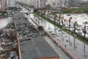 तुर्की में बवंडर ने मचाई तबाही, तिनके की तरह उखड़ गए पेड़, उड़ गईं घरों की छतें