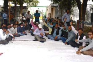 बरेली: गुरुजी धरने पर बैठे, छात्रों की परीक्षा रद्द