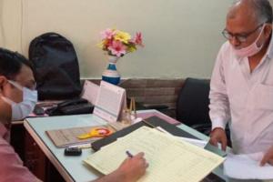 महराजगंज: डीएम ने बीएसए कार्यालय का किया निरीक्षण, अनुपस्थित कर्मचारियों को वेतन रोका