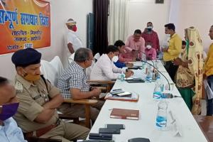 अयोध्या: समाधान दिवस पर अधिकारियों ने सुनीं फरियादियों की शिकायतें