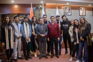 फिल्म भेड़िया की शूटिंग के लिए अरुणाचल प्रदेश पहुंचे वरुण धवन-कृति सैनन, टीम के साथ सीएम से की मुलाकात