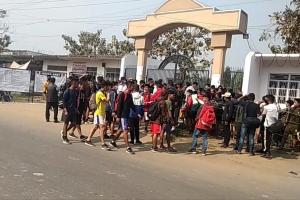 महाराजगंज: सेना भर्ती सेंटर पर नेपाली युवाओं ने मचाया आतंक, पुलिस ने भांजी लाठियां