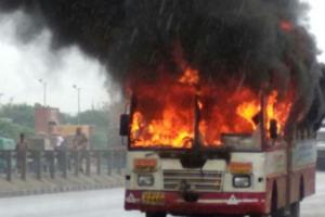 कानपुर: आग का गोला बन गई रोडवेज बस, सवारी-चालक खिड़की-दरवाजे से कूदे