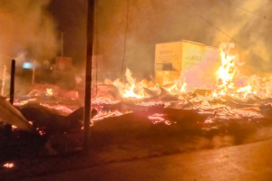 लखीमपुर खीरी: लकड़ी मंडी में लगी भीषण आग, 20 दुकानों में रखा फर्नीचर जलकर राख