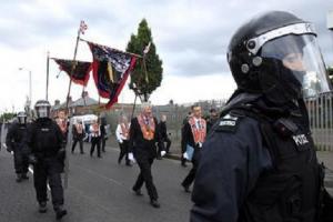 उत्तरी आयरलैंड में पुलिस और प्रदर्शनकारियों के बीच झड़प