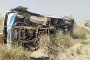 उन्नाव: ट्रक की टक्कर से मिनी बस खाई में गिरी, एक की मौत, कई घायल