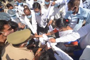 सिविल अस्पताल में स्वास्थ्य कर्मियों ने शासनादेश की प्रतियां जला कर किया विरोध प्रदर्शन