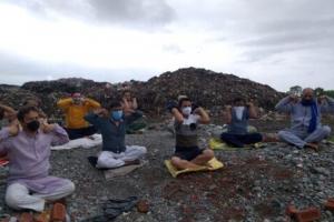 हल्द्वानी: अंतर्राष्ट्रीय योग दिवस पर कूड़े पर बैठ कर क्यों किया योग, पढ़िए पूरी खबर