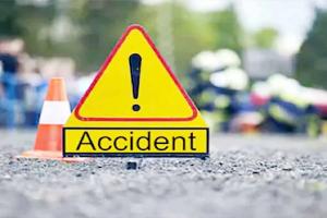 मीरजापुर: पैदल जा रहे व्यक्ति को टक्कर मार पलटी कार, हादसे में 2 की मौत, 2 घायल