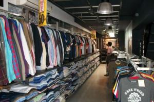 बरेली: सीजन गया बेकार, कपड़ा कारोबारियों को ग्राहकों का इंतजार