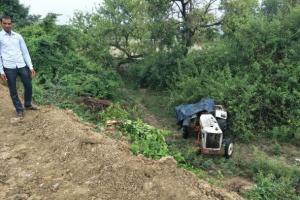 हरदोई: खाई में ट्रैक्टर पलटने से किसान की मौत, पुत्री घायल