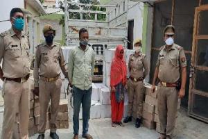 अमरोहा: 11 लाख रुपये की अरुणाचल मार्का शराब बरामद, पति-पत्नी गिरफ्तार, दो आरोपी फरार