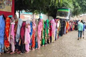 रामपुर:  झमाझम बारिश के बीच मतदाताओं में दिखा जोश, 68 प्रतिशत पड़े वोट