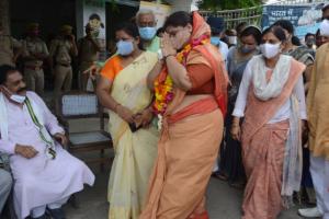 बरेली: भाजपा उम्मीदवार रश्मि पटेल ने छुए सपा नेताओं के पैर, राजनीतिक गरमाहट बढ़ी