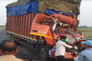 यूपी: आगरा-लखनऊ एक्सप्रेस-वे पर खड़ी बस में ट्रक ने मारी टक्कर, 5 की मौत