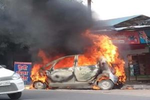 रामपुर : शॉर्ट शर्किट से कार में लगी आग, कार मालिक झुलसा