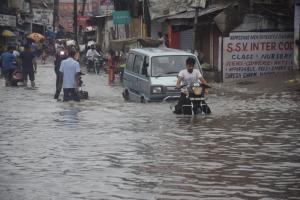 बरेली: बारिश से निचले इलाकों में फिर जलभराव, नाला सफाई की खुली हकीकत