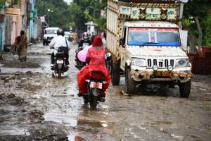 बरेली: बारिश से सड़कों पर कीचड़, निकला हुआ मुश्किल