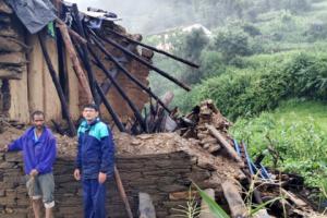 अल्मोड़ा: भारी बारिश से दियारी में आवासीय मकान ध्वस्त, प्रभावित परिवार ने पंचायत घर में ली शरण