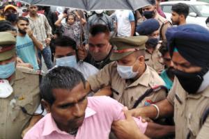 बाजपुर: युवक की मौत के मामले में मुआवजे की मांग को लेकर कोतवाली में हुआ हंगामा
