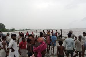 लखीमपुर खीरी: नाव शारदा में डूबी, सभी सवारों को ग्रामीणों ने बचाया