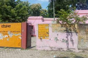 बाराबंकी: पोस्टमार्टम हॉउस के डी-फ्रीजर खराब, दुर्गन्ध से लोगों का जीना मुहाल