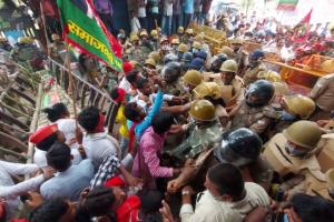 लखीमपुर खीरी: सपाइयों ने किया जोरदार प्रदर्शन, पुलिस से हुई धक्का-मुक्की